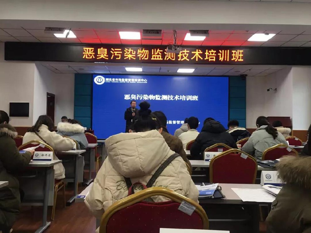 外出培训促成长，定时提升专业知识！